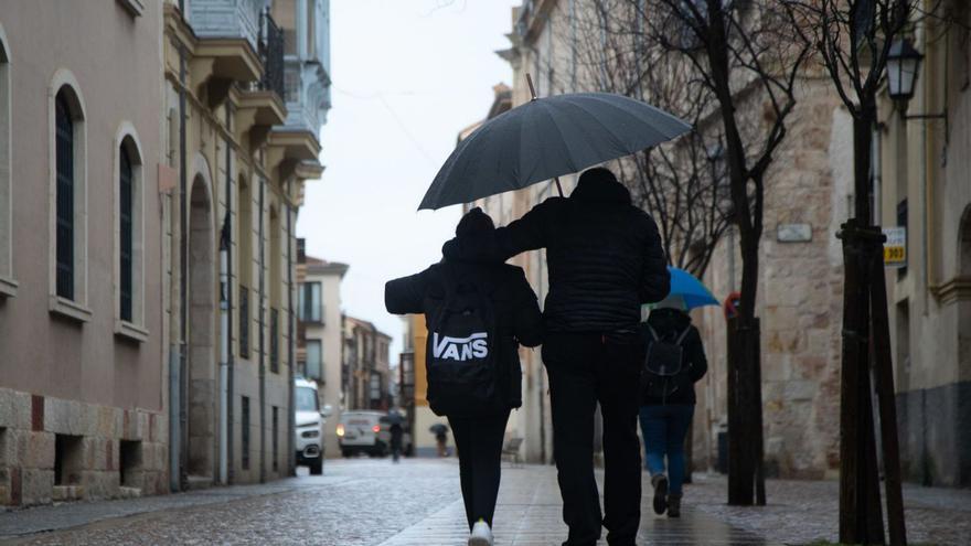 Varias personas pasean bajo la lluvia en Zamora, en una foto de archivo.