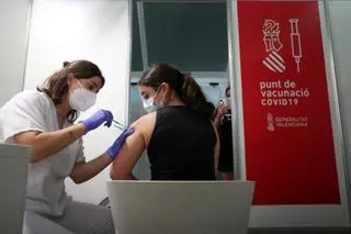 El 53,8 % de los contagiados de covid en agosto no estaba vacunado