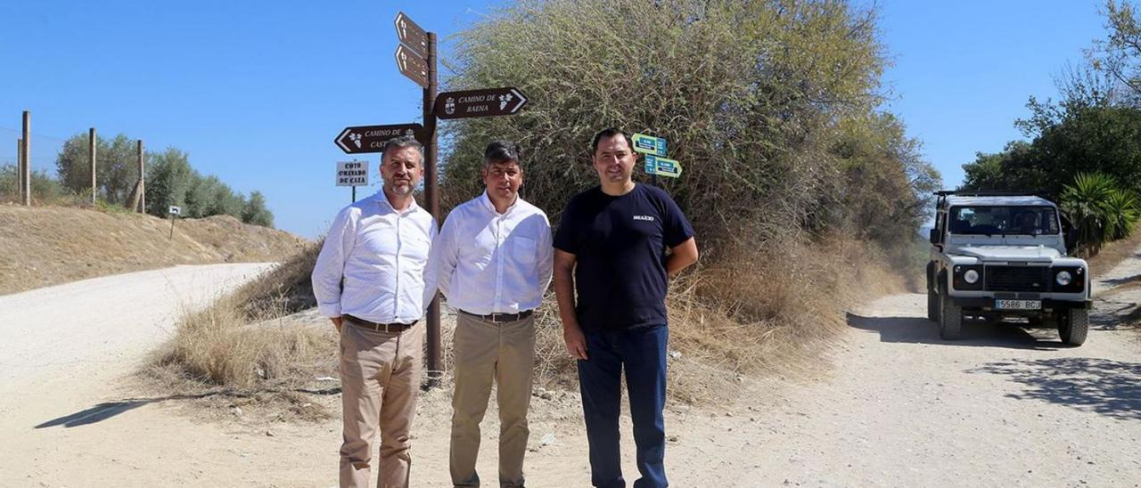 Francisco Ángel Sánchez, Rafael Llamas y Antonio Bellido, junto a varias de las señales instaladas en Montilla.