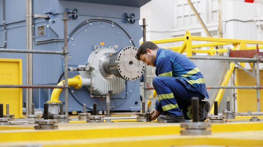 Un operario trabaja en la nueva fábrica de turbinas de Navantia Ferrol. |   // KIKO DELGADO / EFE