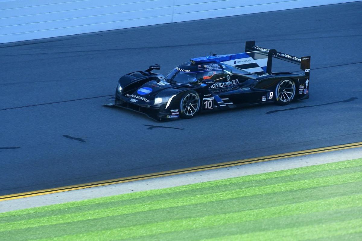 AME2713. DAYTONA BEACH (ESTADOS UNIDOS), 24/01/2019.- El vehículo #10 del equipo Konica Minolta Cadillac del piloto español Fernando Alonso es visto este jueves durante la sesión de clasificaciones para la competencia de prototipos Rolex 24 Horas, en la ciudad de Daytona Beach, Florida (EE.UU.). EFE/Gerardo Mora