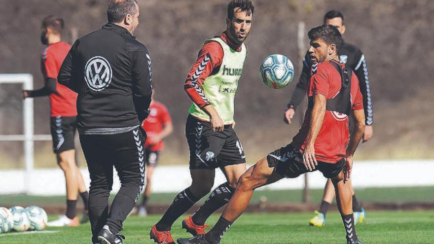 Sesé Rivero, muy cerca de Carlos Ruiz y Javi Alonso durante un entrenamiento de esta semana en El Mundialito.