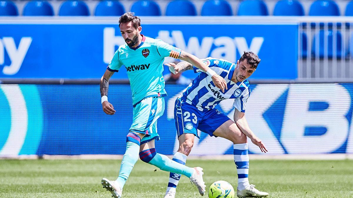 Ximo Navarro lucha por un balón con el jugador del Alavés Morales