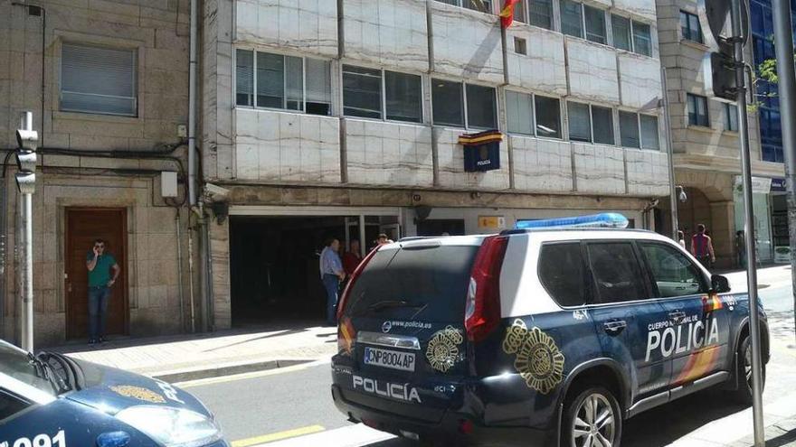 Vehículos policiales ante la sede de la Comisaría Provincial de Pontevedra. // Rafa Vázquez