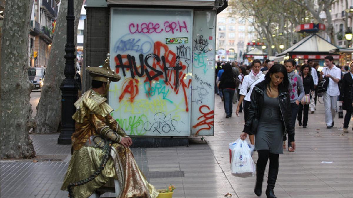 Un artista posa en el paseo barcelonés.