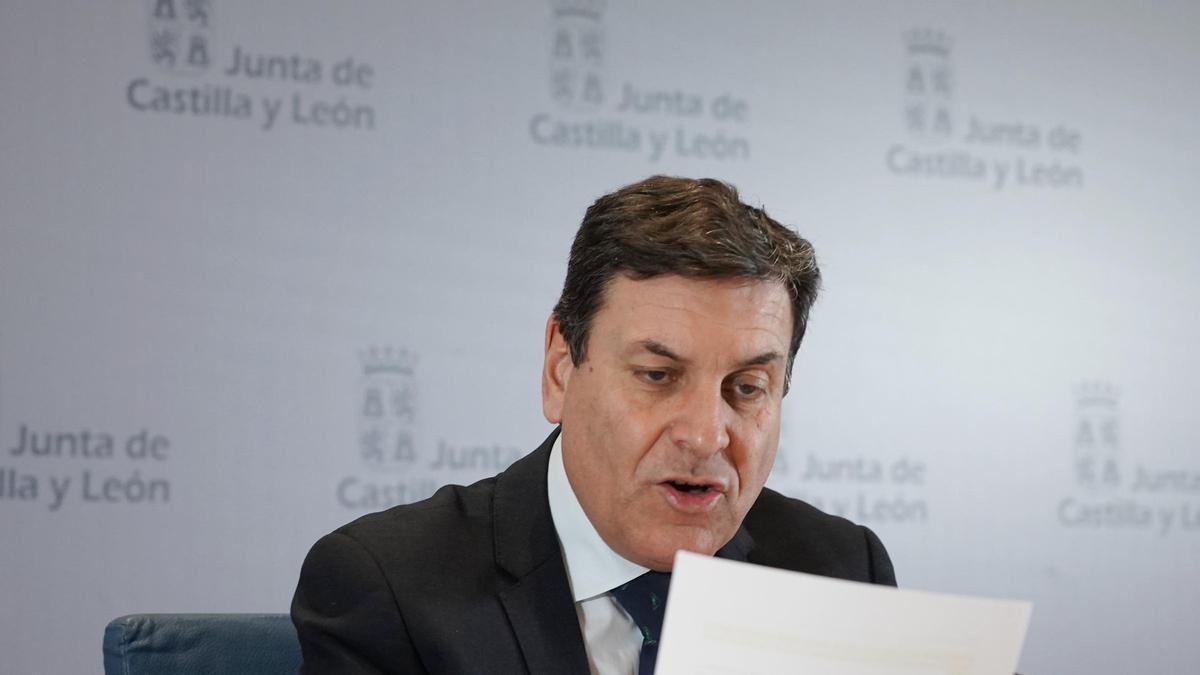 El consejero de Economía y Hacienda, Carlos Fernández Carriedo, comparece en rueda de prensa posterior al Consejo de Gobierno.