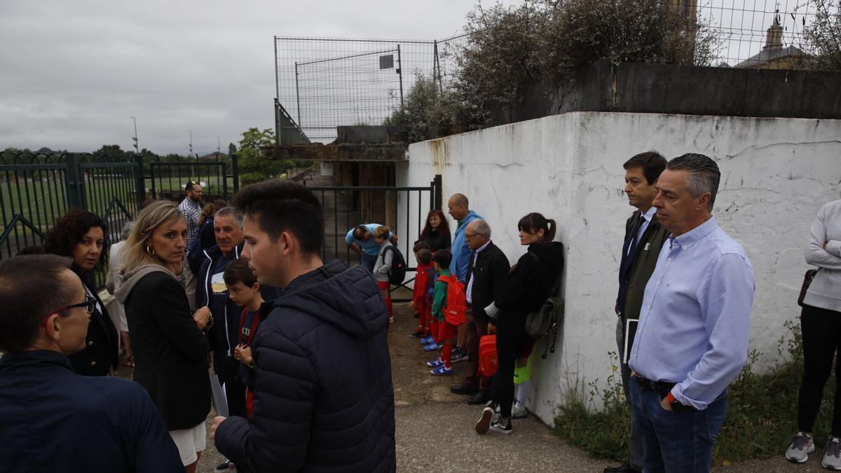 José Villanueva, a la derecha, con el notario Fernando Sánchez de la Madrid, a la entrada del campo de la Laboral durante un acto de protesta en 2022.
