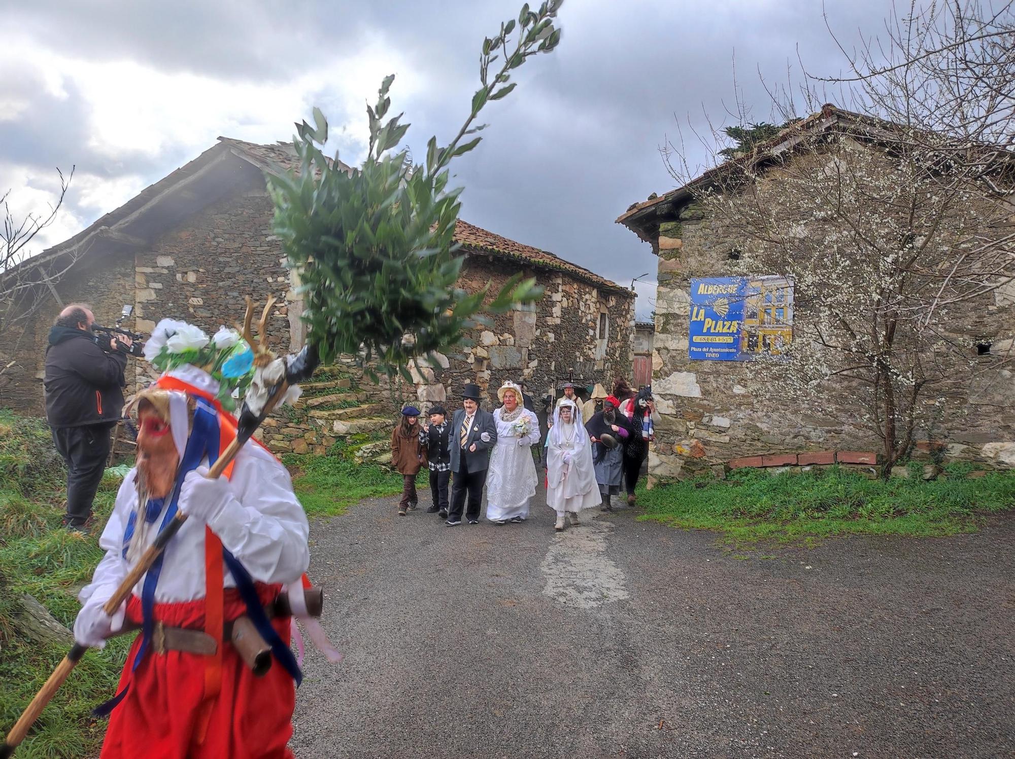 En imágenes: Así fue el paso de los guilandeiros de Tineo por El Pedregal