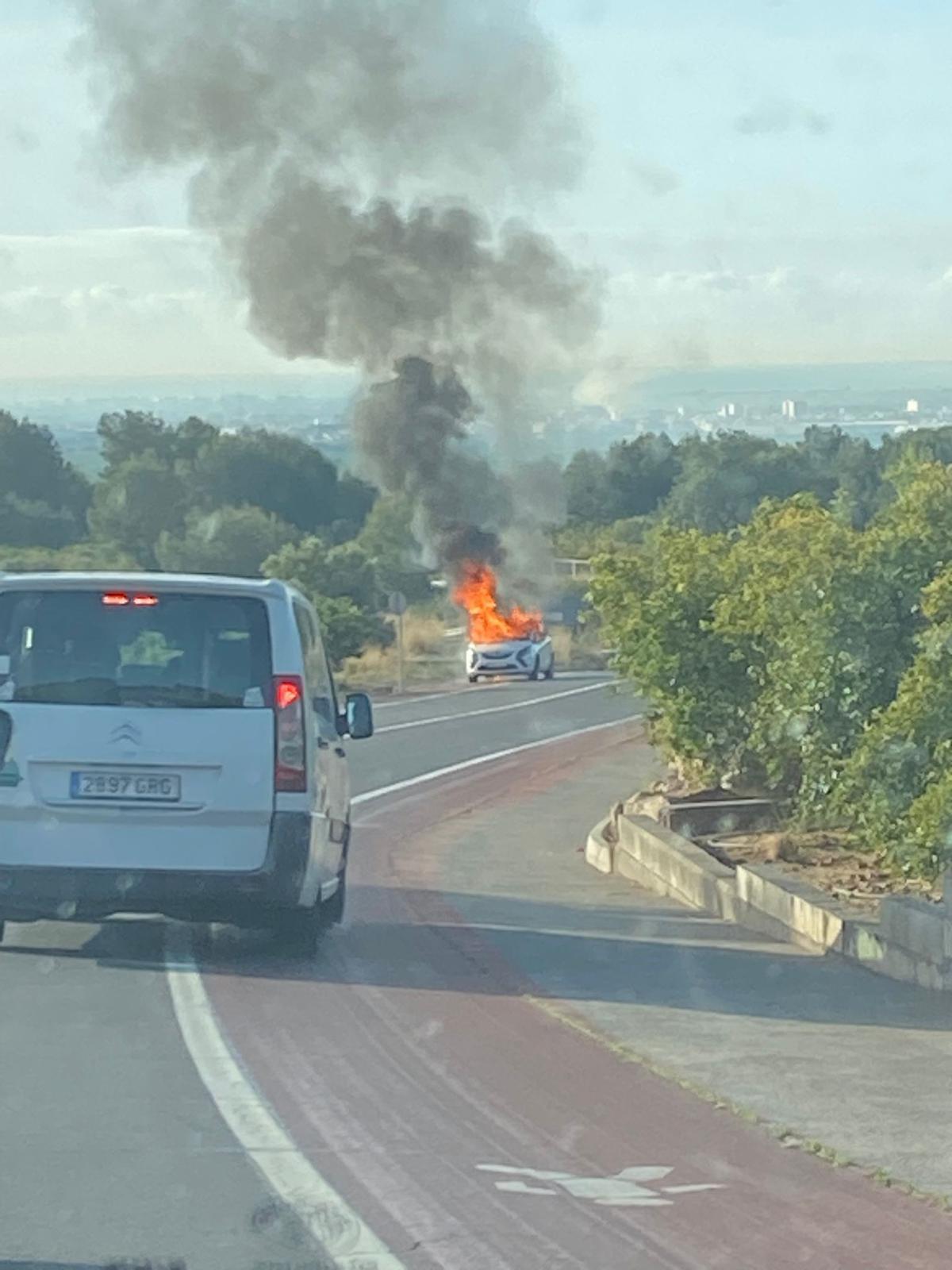 SUCESOS, INCENDIO | Un coche arde en plena carretera en Castellón tras ...