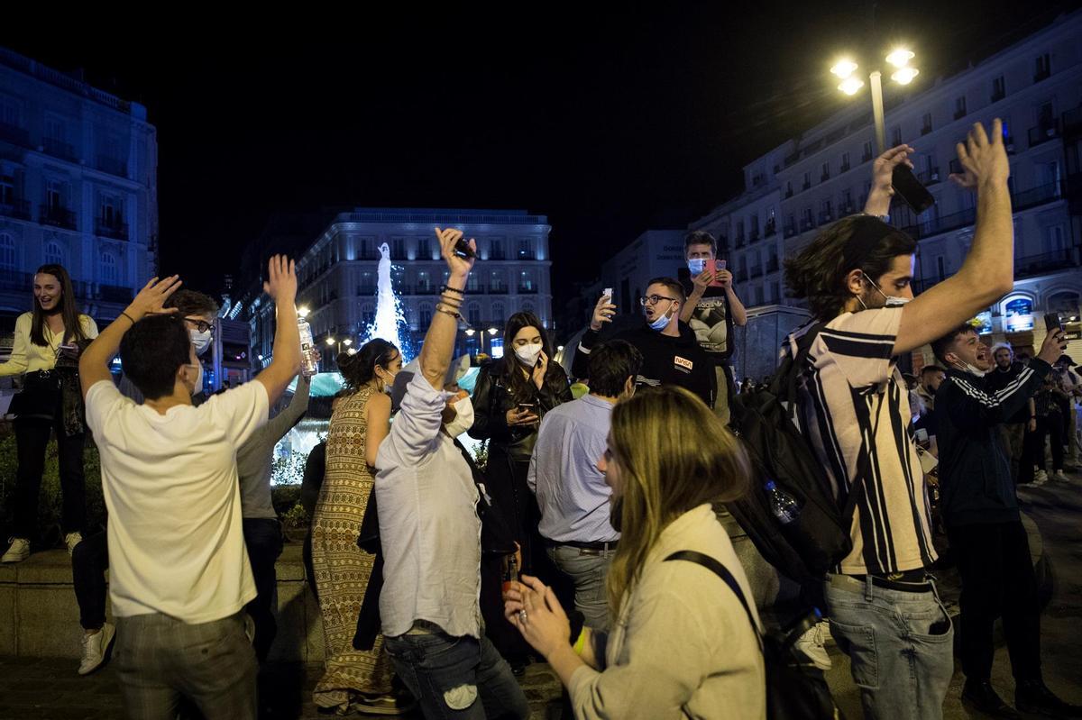 Ambiente en la Puerta del Sol de Madrid tras el fin del estado de alarma.