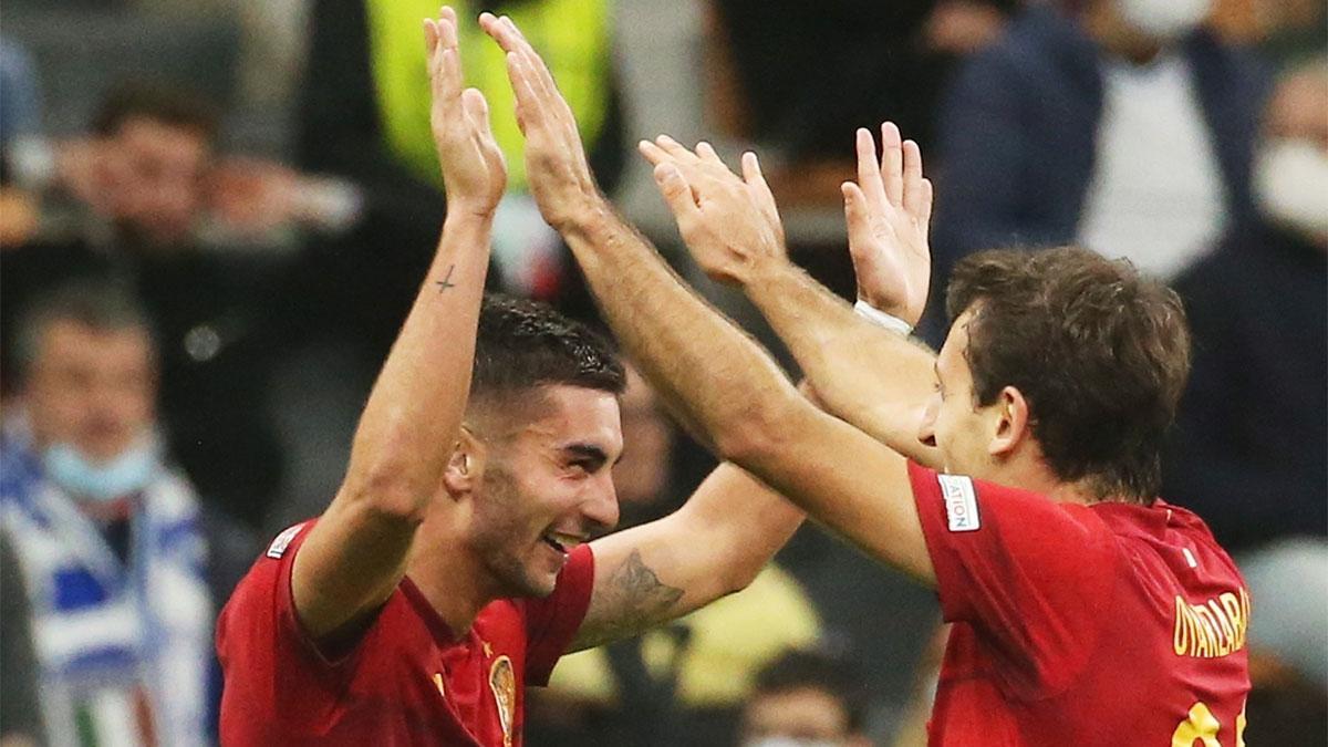 Ferran Torres y Mikel Oyarzabal, protagonistas de los dos goles, se abrazan