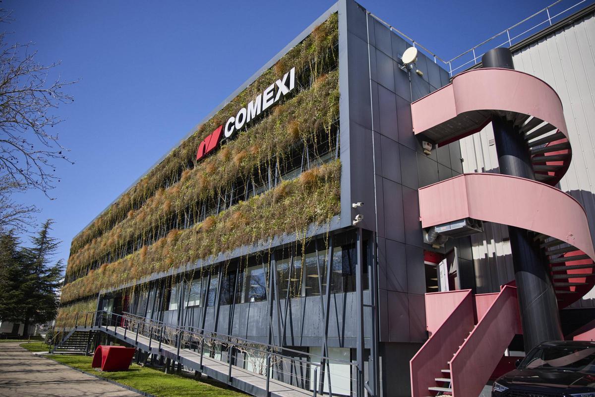Exterior de les instal·lacions de Comexi.