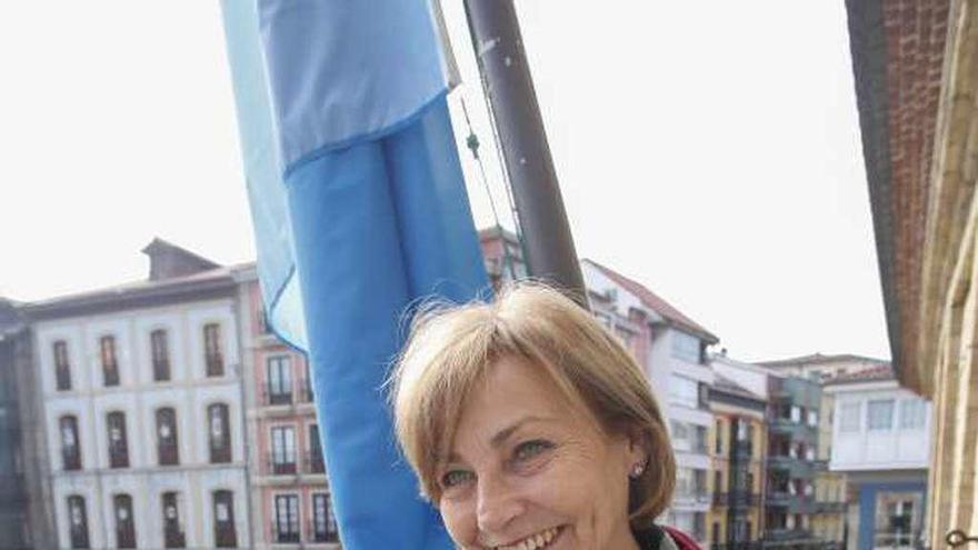 Mariví Monteserín, en el balcón del Ayuntamiento de Avilés.