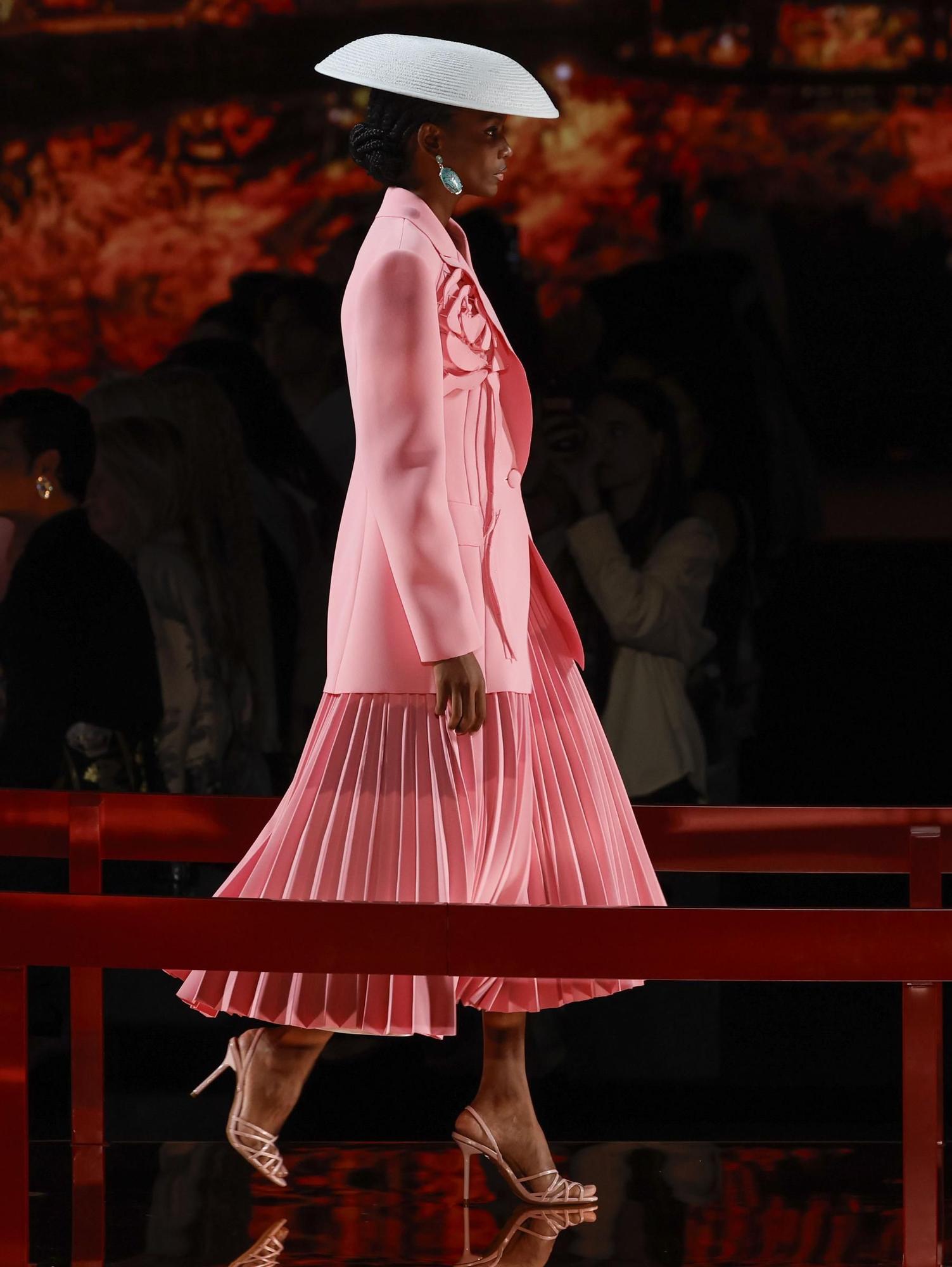 Isabel Sanchis tiñe de verde y rosa la pasarela madrileña