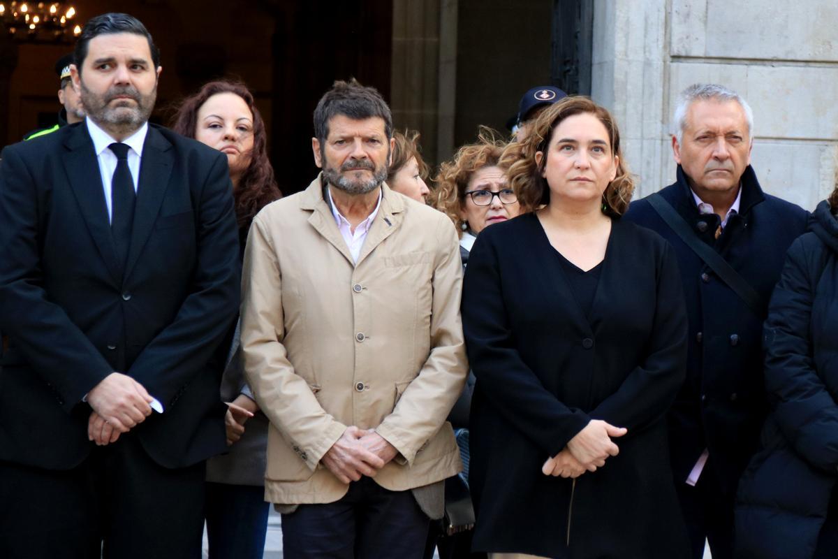 Minuto de silencio en recuerdo de las víctimas del terrorismo ante el Ayuntamiento de Barcelona con la alcaldesa, Ada Colau, y el teniente de alcalde de Prevención y Seguridad, Albert Batlle