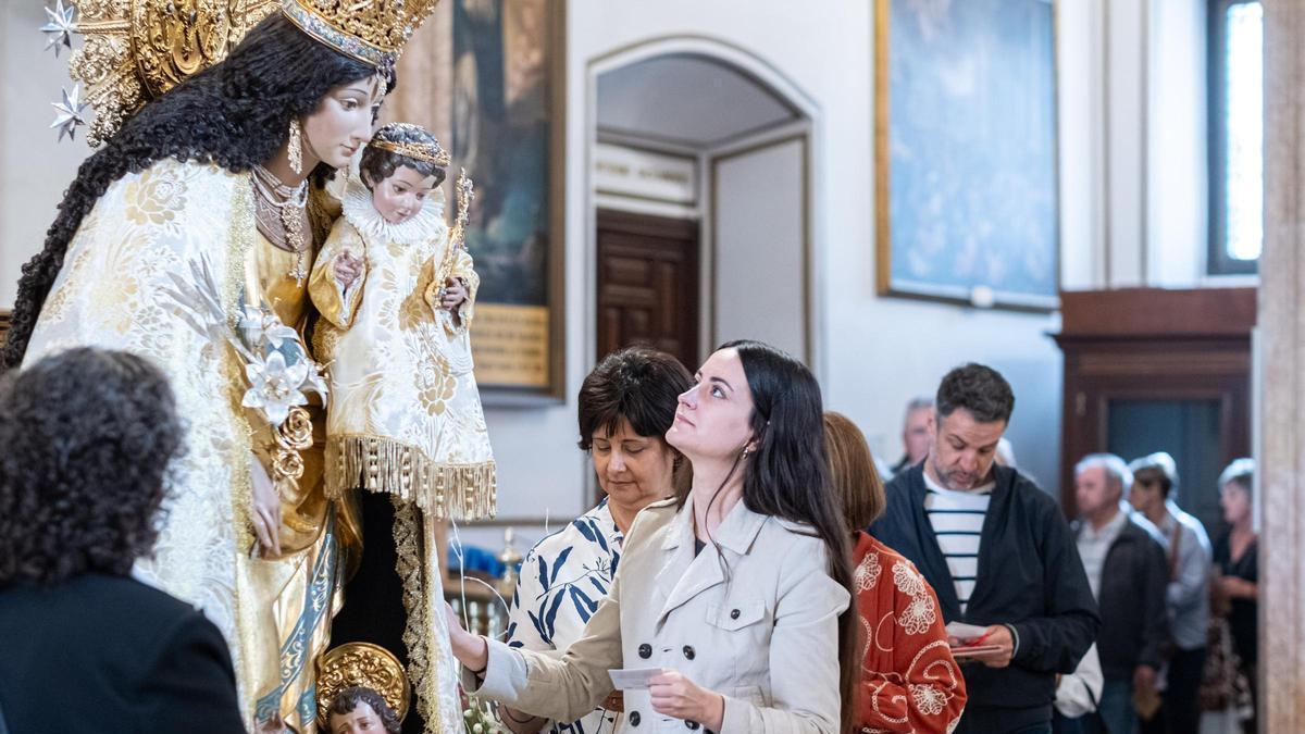 Un momento del Besamanos a la Virgen de los Desamparados.