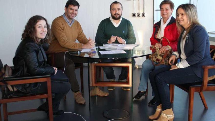 Nicolás González Casares, Rafael Cuiña y María Taboada, junto a otras dos integrantes de Aspadeza.