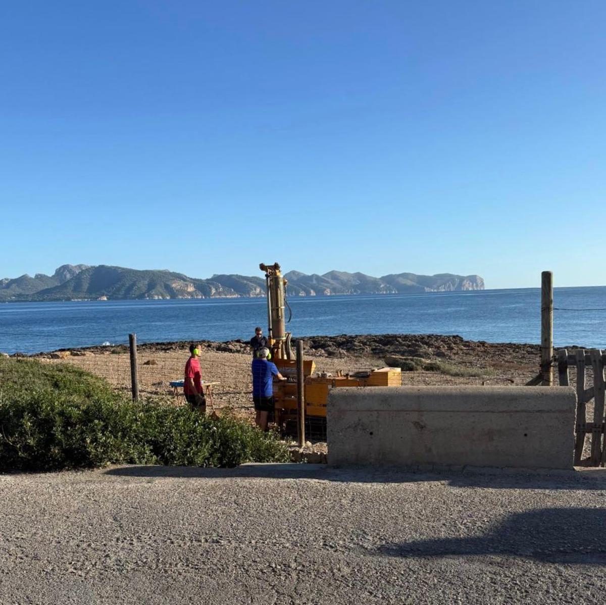 Obras de construcción de la estación de bombeo en el solar del puerto deportivo del Cocodrilo, en Alcúdia.
