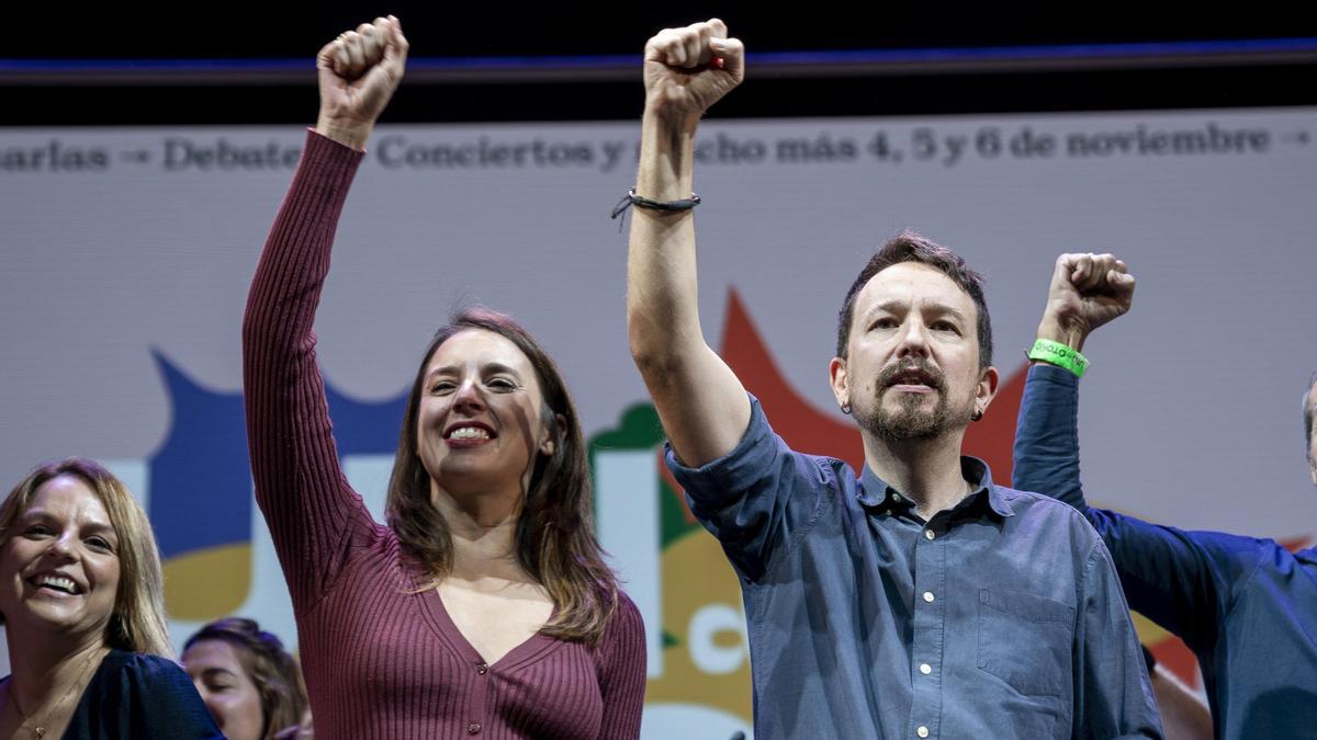 El exlíder de Podemos, Pablo Iglesias, y la ministra de Igualdad, Irene Montero, en el acto de la 'Uni de otoño' en el Teatro Coliseum, a 6 de noviembre de 2022, en Madrid (España).