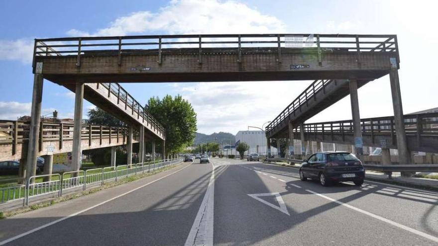 Avenida de Marín, en el linde con este municipio, donde se desmontará la pasarela de madera para crear pasos de peatones elevados.