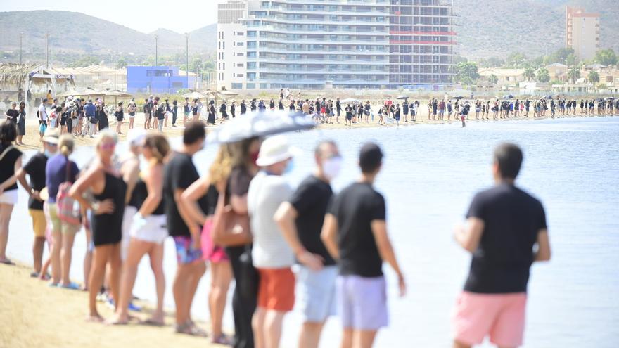 Miles de murcianos forman una cadena humana que rodea al Mar Menor en señal de protesta