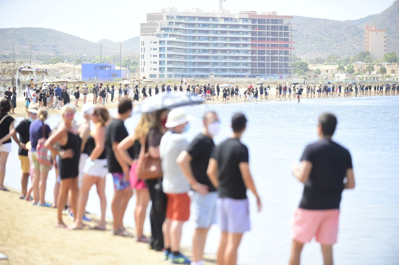 Miles de murcianos forman una cadena humana que rodea al Mar Menor en señal de protesta