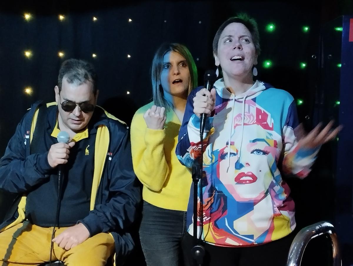 Alba Gutiérrez, micrófono en mano, se divierte en un karaoke.