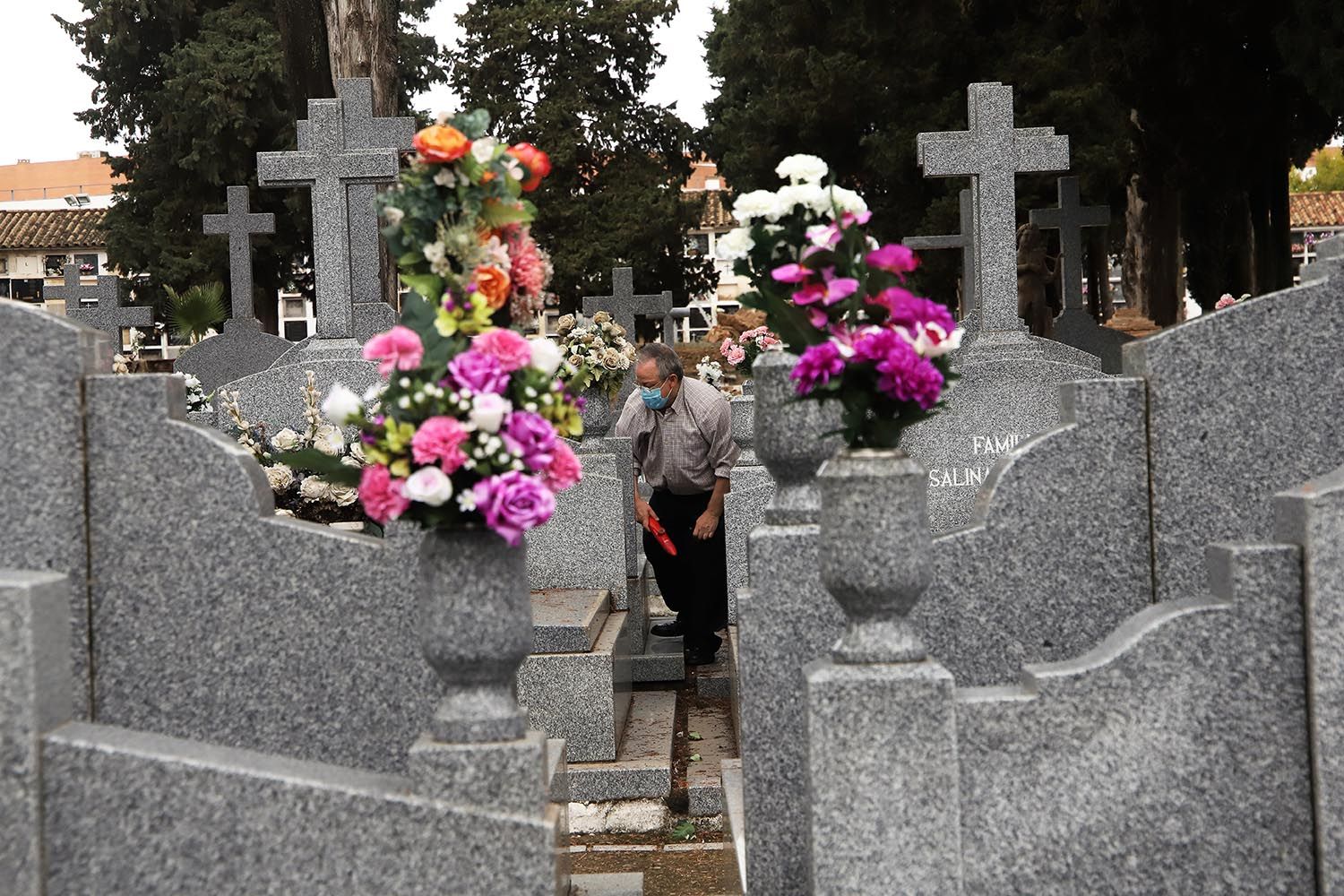 La lluvia da tregua en Córdoba para un día de visita a los cementerios sin bulla