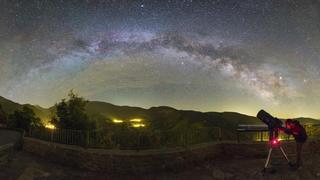 Aigüestortes alza la vista a su cielo nocturno