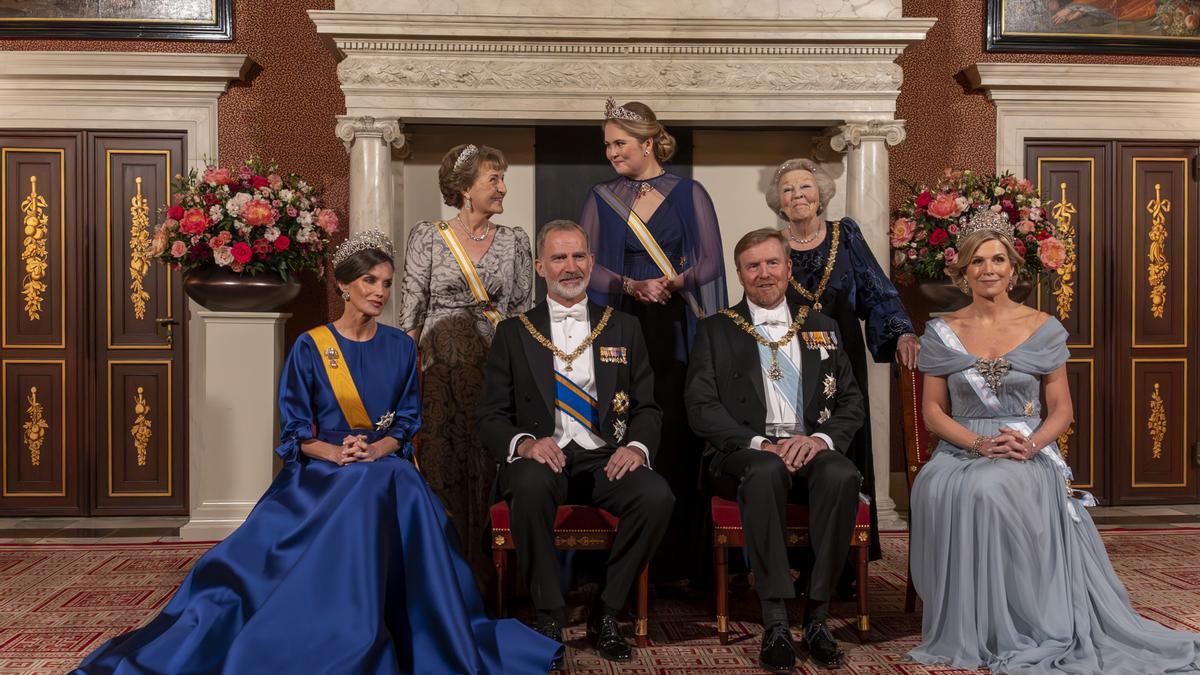 Los reyes de España junto a la familia real holandesa