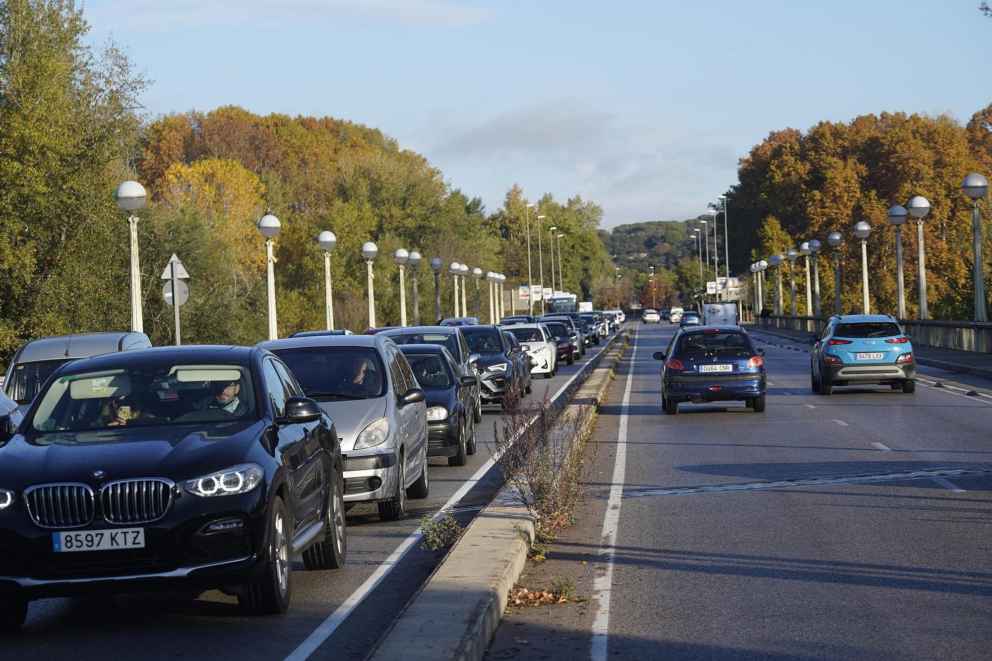 Imatges de les cues després què una motorista resultés ferida en accidentar-se a tocar del pont de Fontajau a Girona