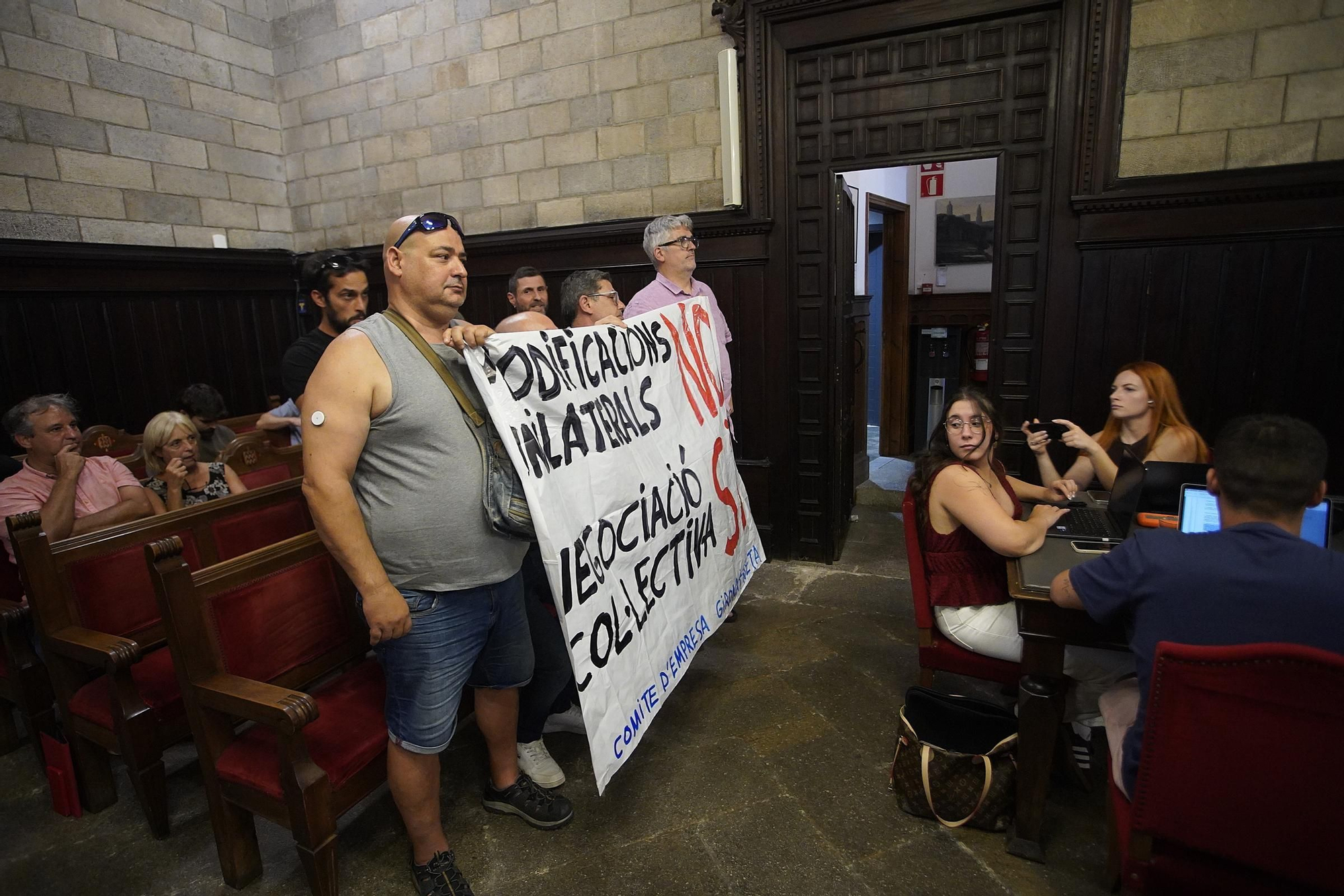Les fotos del ple de Girona on s'ha aprovat la modificació del contracte de neteja