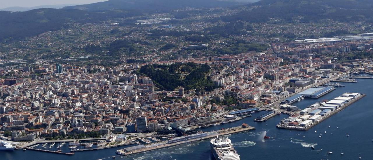 Vista aérea de Vigo con un crucero saliendo de la ciudad. // Ricardo Grobas