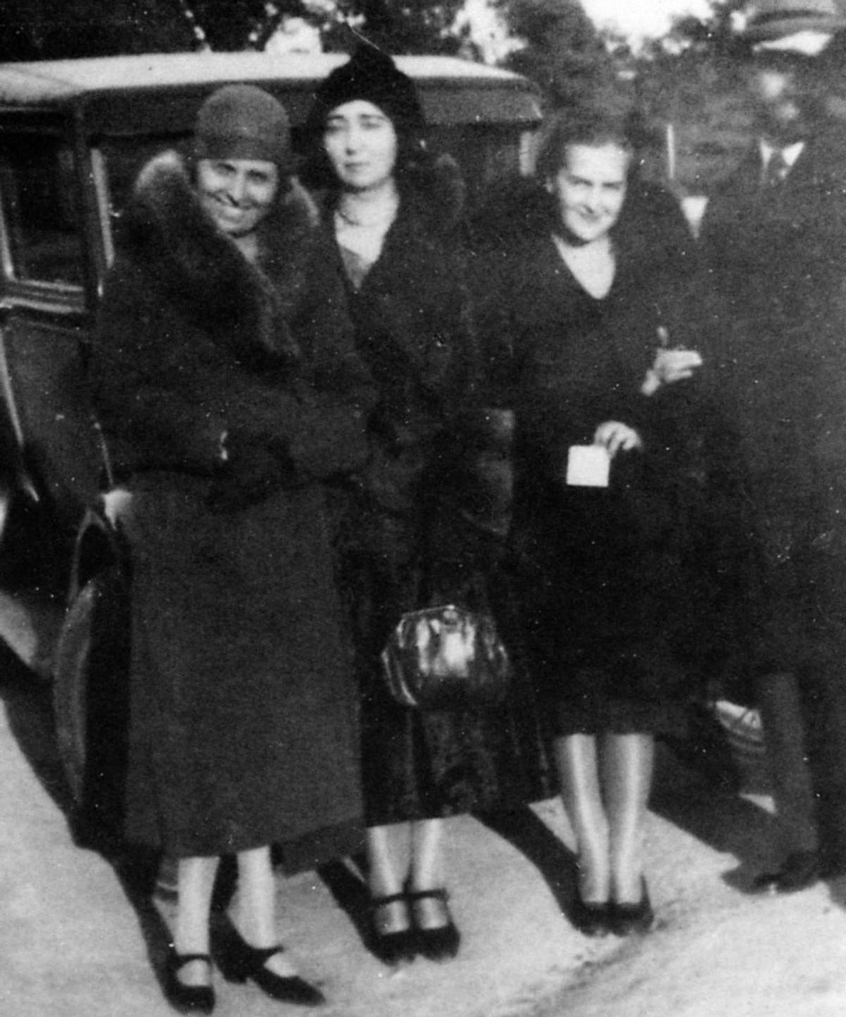 D’esquerra a dreta, es pot veure Zenobia Camprubí, Elisa Ramonet, Josefina Camprubí i Juan Ramón Jiménez a Madrid, anys 1935-36.