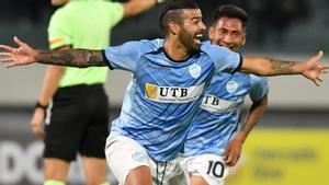 Los jugadores del Aurora celebran su gol.