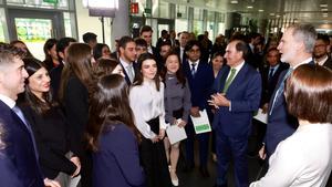 El Rey Felipe VI y el presidente de Iberdrola, Ignacio Galán, junto a los becados.