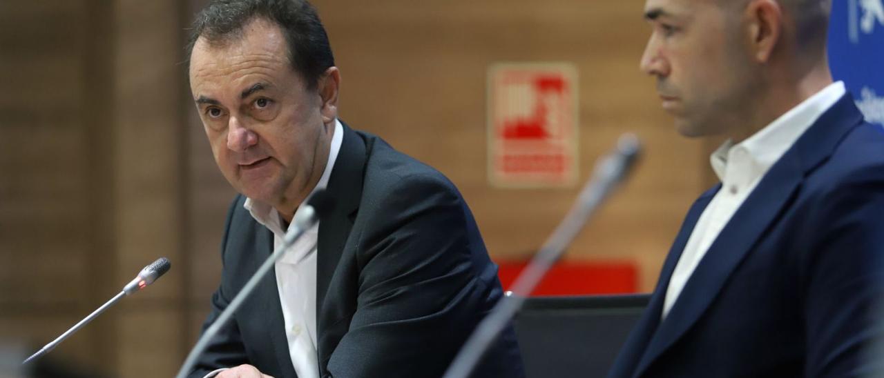 José María Muñoz y Manolo Gaspar, durante una comparecencia en la sala de prensa de La Rosaleda.