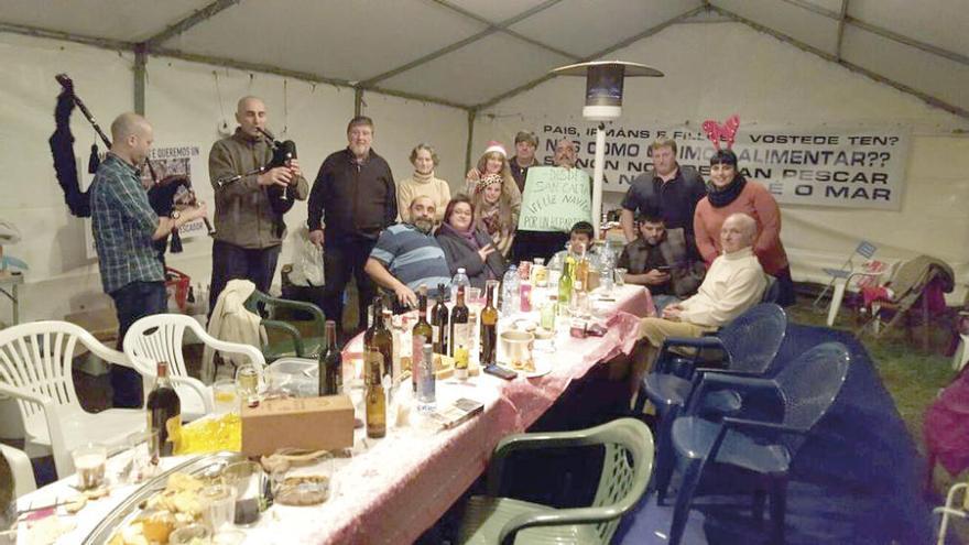 Un momento de la celebración, el jueves por la noche, en la acampada del cerco.