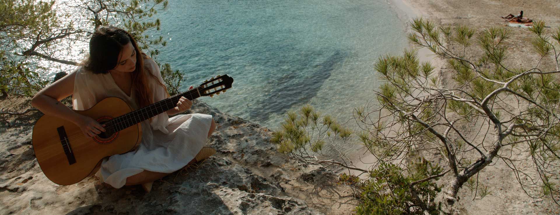 Mario Casas protagoniza 'Amor a primera vista', la nueva campaña de Estrella Damm