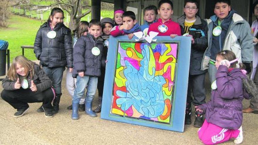 Los alumnos de tercero de Primaria del Vega de Guceo, con el puzle elaborado para el «Día de la paz».