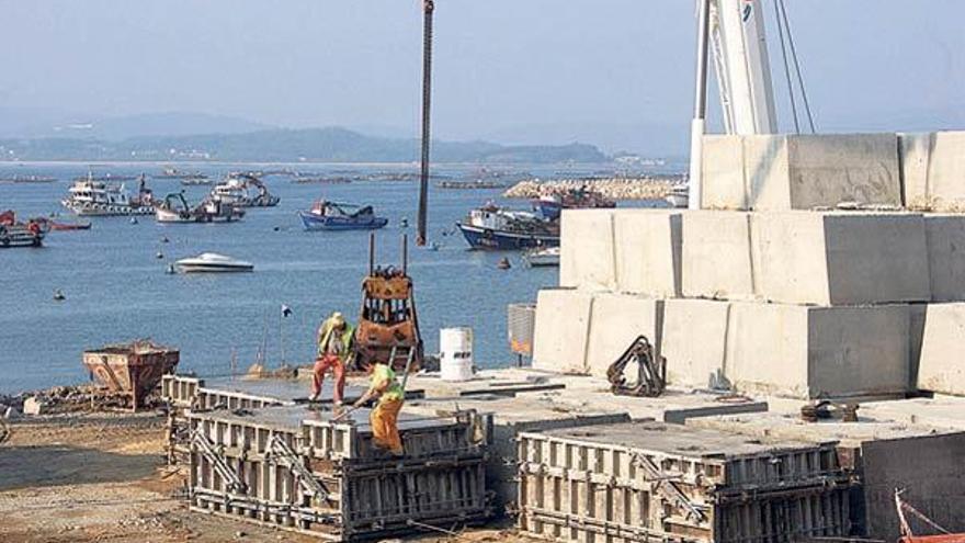 Las obras del espigón de O Aguiuncho van a proteger el muelle de O Xufre de los vientos del norte.  // J.L.Oubiña