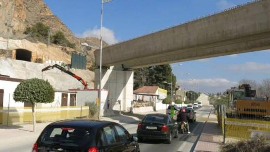 Adif coloca las vigas del AVE sobre la carretera de  la Cueva Ahumada