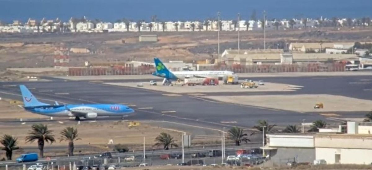 Avión de TUI procedente de Cardiff, este jueves, tras aterrizar en el Aeropuerto César Manrique Lanzarote