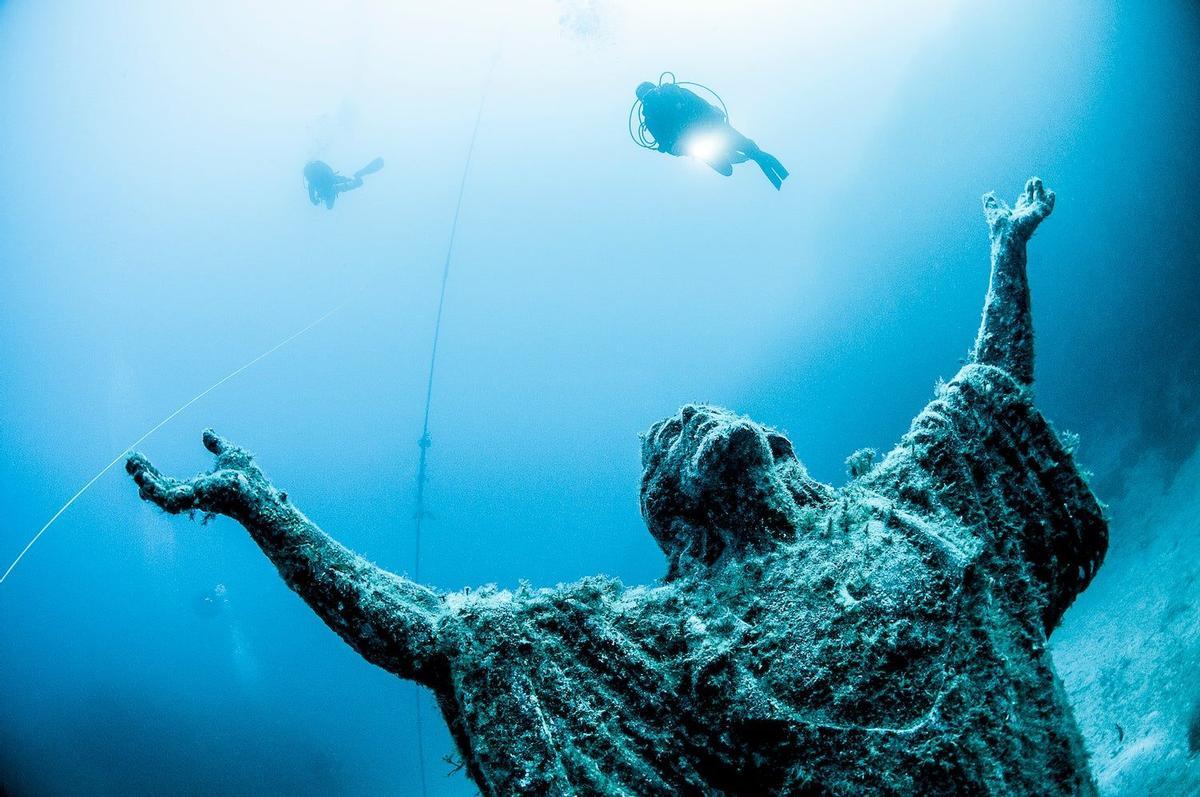 Estatua de Cristo o Kristu tal-Bahhara en Qawra Point, Malta