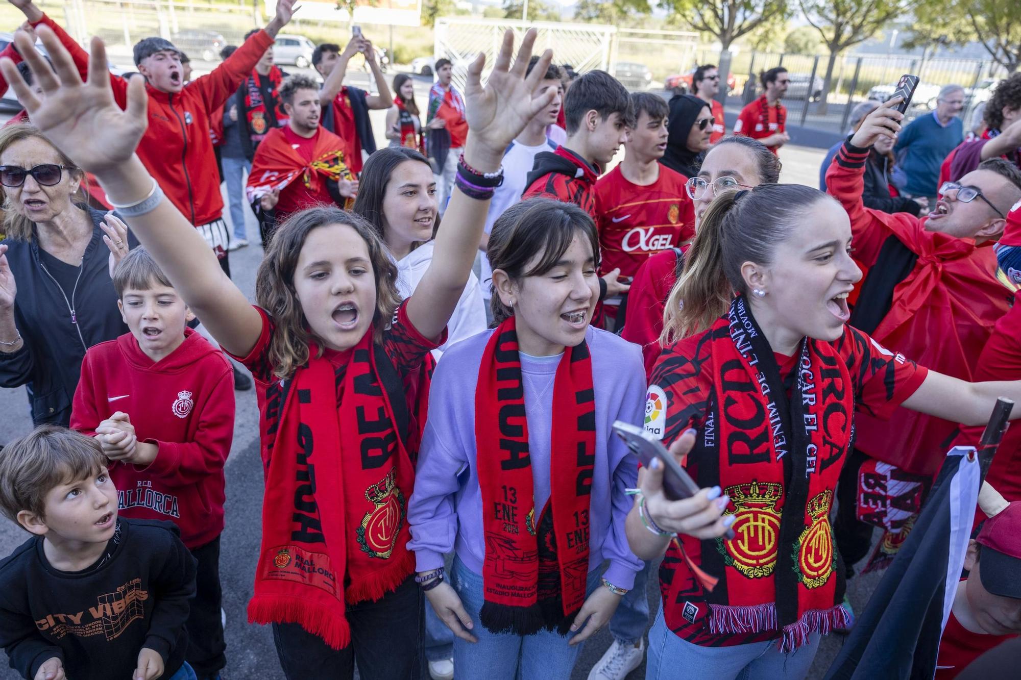 Euforia mallorquinista para despedir al equipo hacia Sevilla