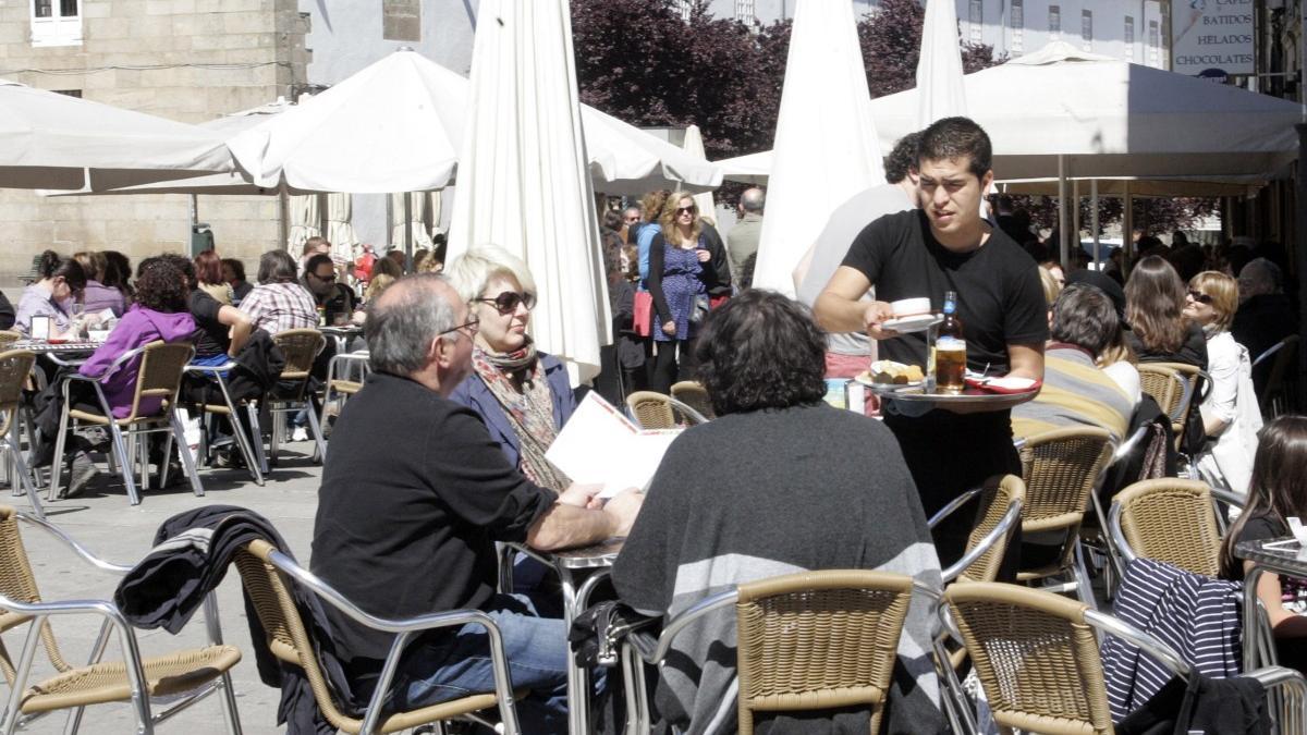 Un camarero atiende una mesa