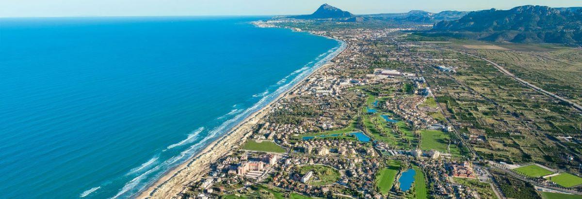 La playa de Oliva Nova cuenta con distinción de bandera azul por su calidad ambiental