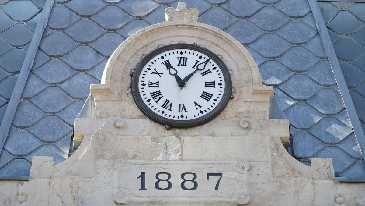 Detalle del reloj, donde se puede apreciar la singularidad de la numeración en el 4.
