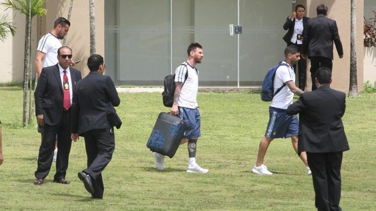 Messi abandona la concentración de la ciudad boliviana de Santa Cruz para volar hacia La Paz, este martes.