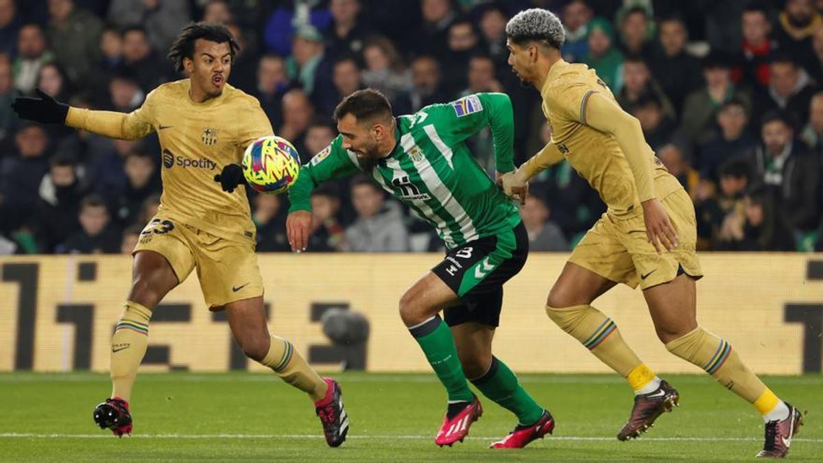 Koundé y Araujo intentan frenar a Borja Iglesias en el Betis-Barça del Villamarín.